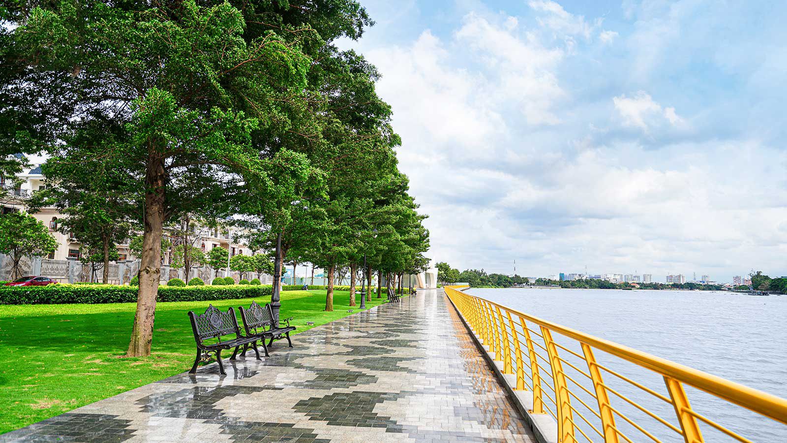 Công viên và đường dạo bộ chạy dọc bờ sông Sài Gòn dài 3.4km tại khu đô thị Vạn Phúc City.